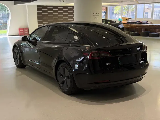 Tesla Model 3 — Фото автомобиля 4