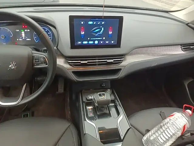 Hongqi E-QM5 — Фото автомобиля 12
