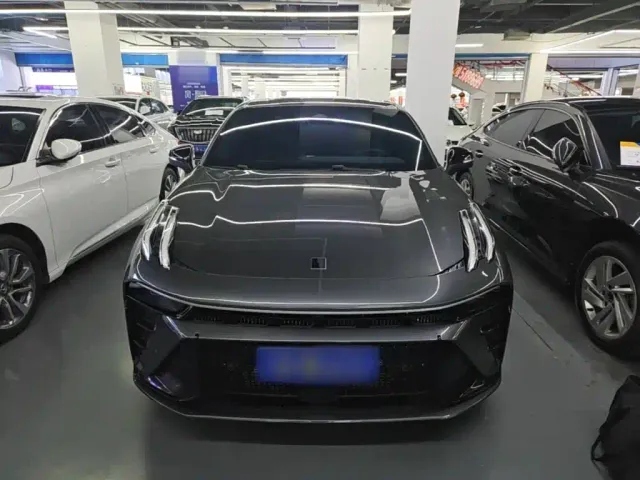 Lynk & Co 03 — Фото автомобиля 2