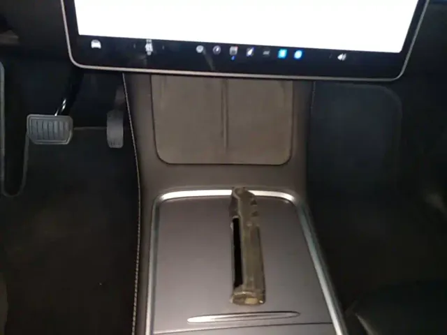 Tesla Model Y — Фото автомобиля 13