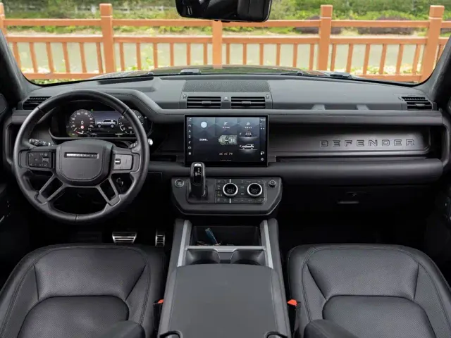 Land Rover Defender — Фото автомобиля 10