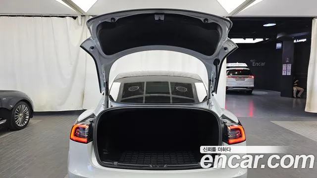 Tesla Model 3 — Фото автомобиля 20
