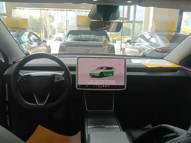 Tesla Model Y — Фото автомобиля 9