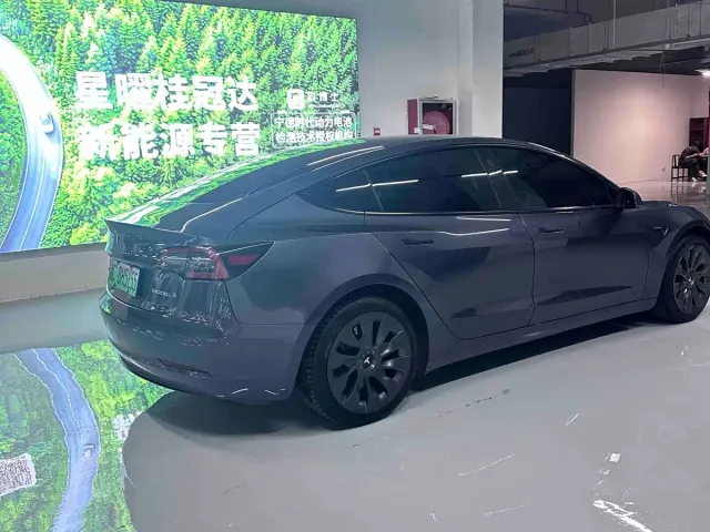 Tesla Model 3 — Фото автомобиля 4