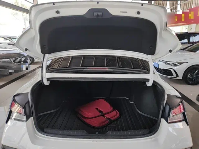 Hyundai Elantra — Фото автомобиля 18