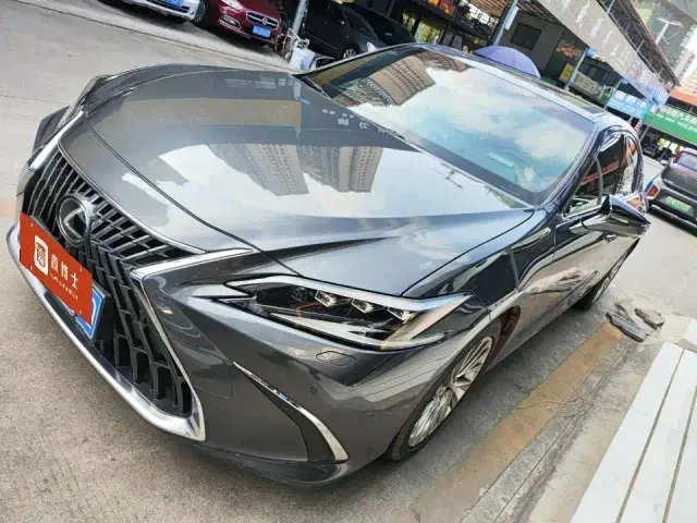 Фотография автомобиля — Lexus ES
