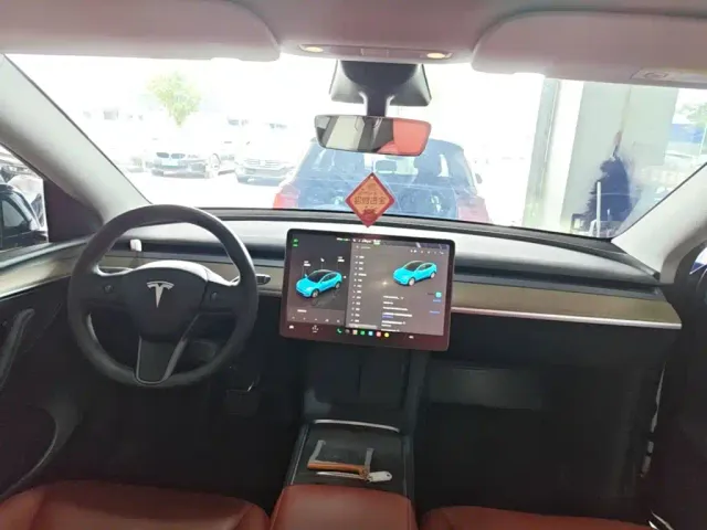 Tesla Model Y — Фото автомобиля 12