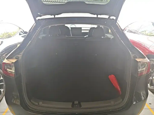 Tesla Model Y — Фото автомобиля 18