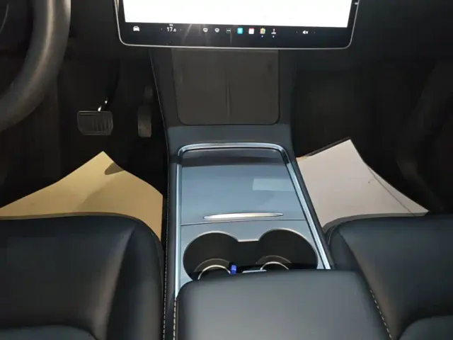 Tesla Model Y — Фото автомобиля 13