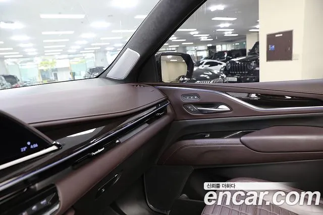 Cadillac Escalade — Фото автомобиля 16