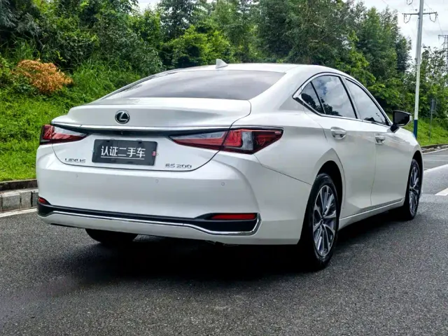 Lexus ES — Фото автомобиля 7