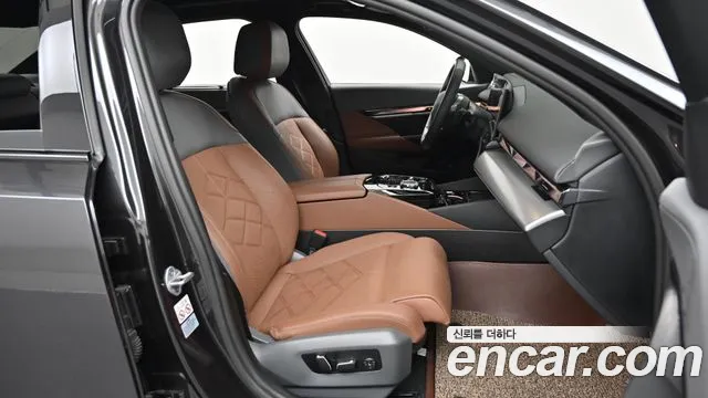 BMW 5 Series G60 — Фото автомобиля 10