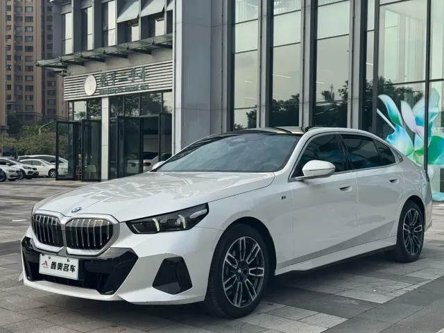 Фотография автомобиля — BMW 5 Series