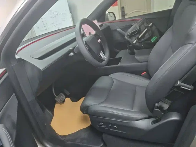 Tesla Model Y L — Фото автомобиля 14