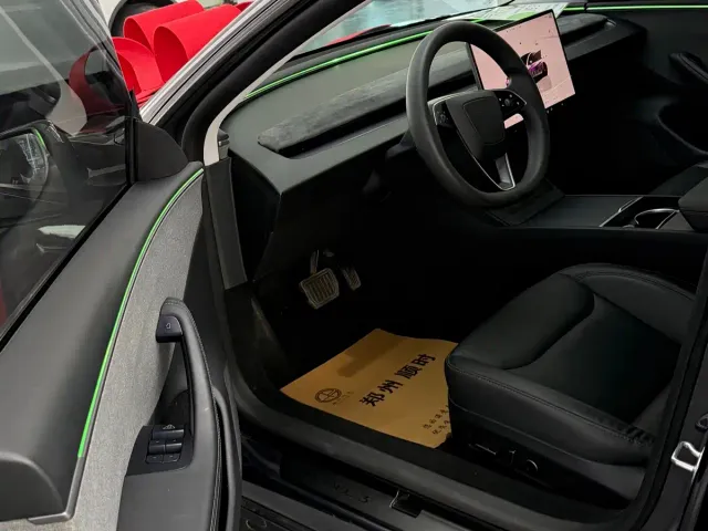 Tesla Model 3 — Фото автомобиля 6
