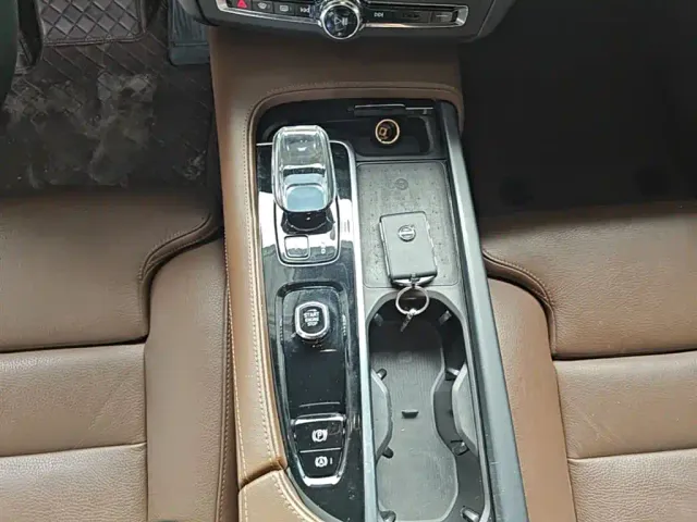Volvo S90 — Фото автомобиля 9