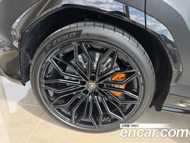 Lamborghini Urus — Фото автомобиля 11