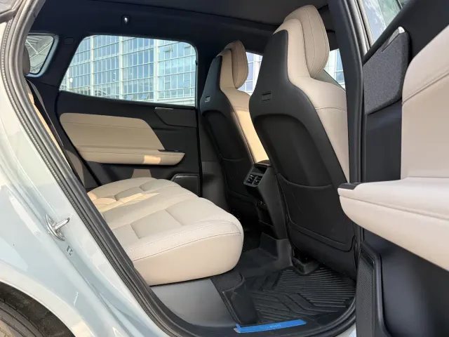 Volvo XC70 Plug-in Hybrid — Фото автомобиля 11