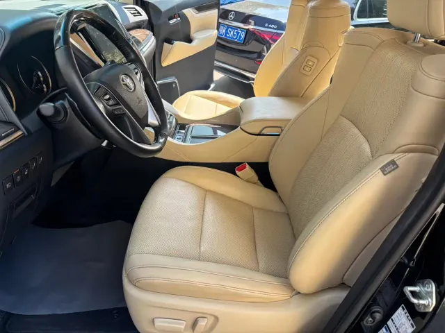 Toyota Alphard — Фото автомобиля 3