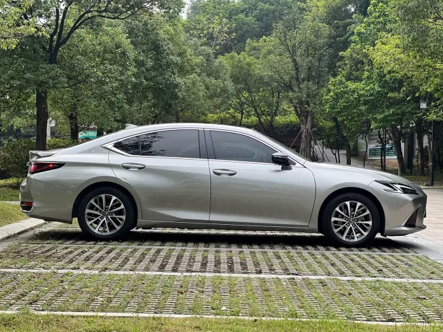 Lexus ES — Фото автомобиля 8