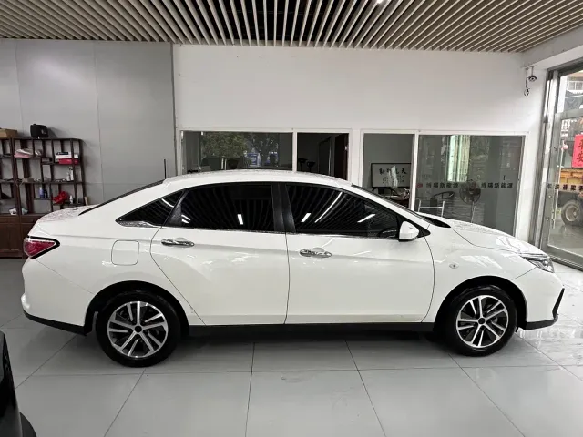 Venucia D60 EV — Фото автомобиля 5
