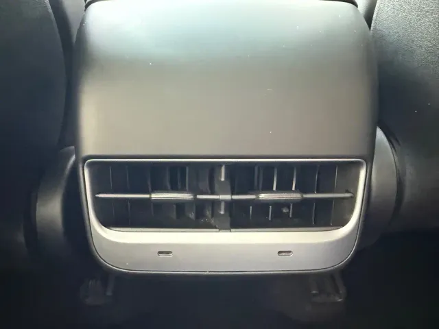 Tesla Model Y — Фото автомобиля 17