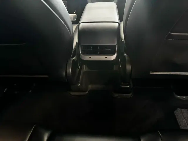 Tesla Model Y — Фото автомобиля 11