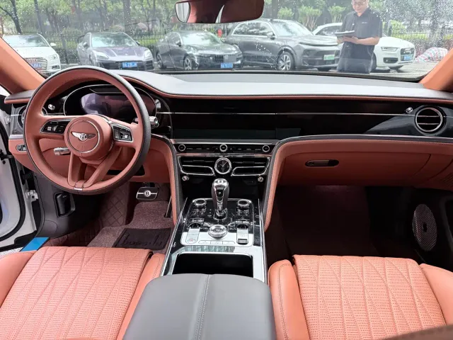 Bentley Flying Spur — Фото автомобиля 10