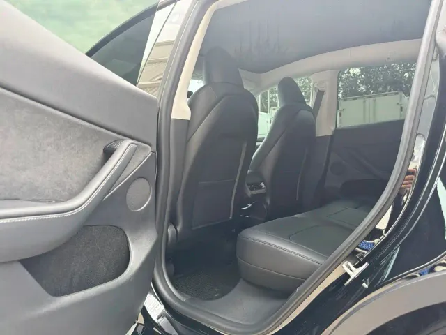 Tesla Model Y — Фото автомобиля 9