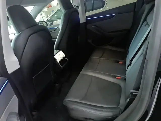 Tesla Model Y — Фото автомобиля 16