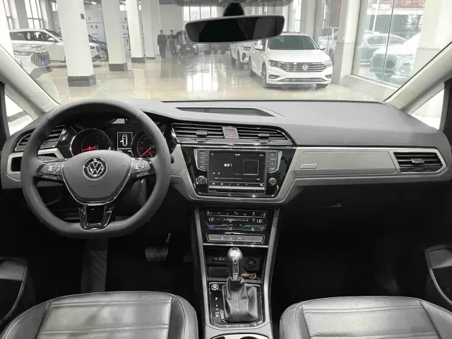 Volkswagen Touran — Фото автомобиля 9