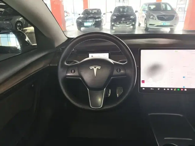 Tesla Model 3 — Фото автомобиля 8