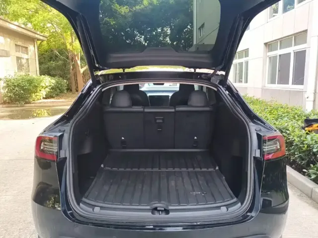 Tesla Model Y — Фото автомобиля 18