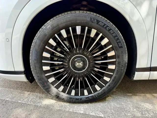 Xpeng X9 — Фото автомобиля 18