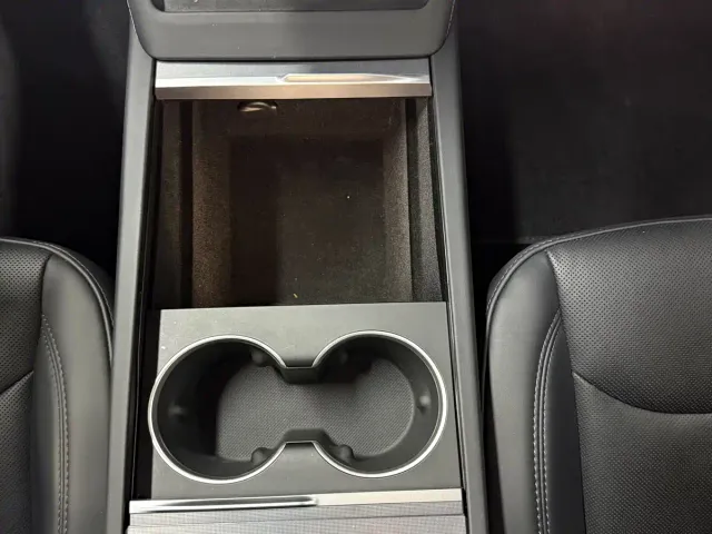 Tesla Model 3 — Фото автомобиля 10