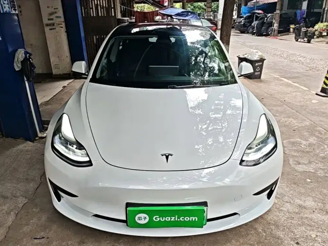 Tesla Model 3 — Фото автомобиля 2