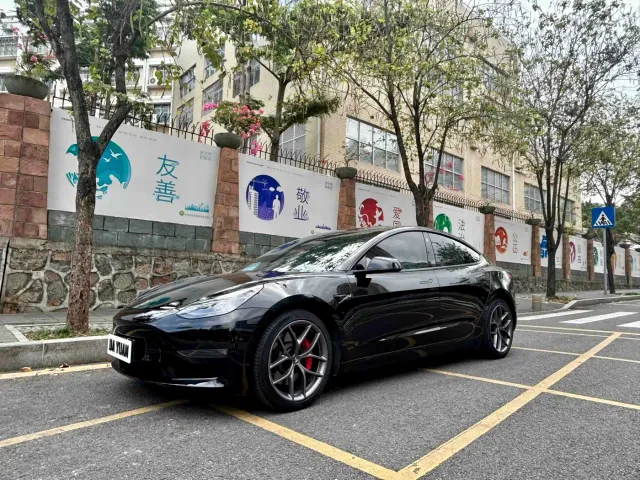 Фотография автомобиля — Tesla Model 3