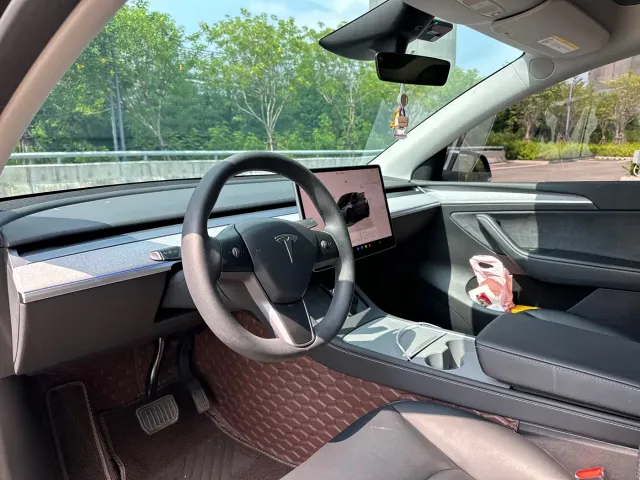 Tesla Model Y — Фото автомобиля 4
