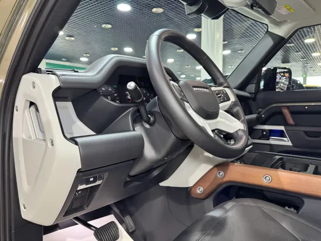 Land Rover Defender — Фото автомобиля 12