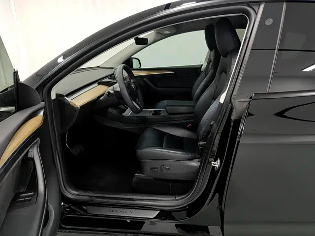 Tesla Model Y — Фото автомобиля 12