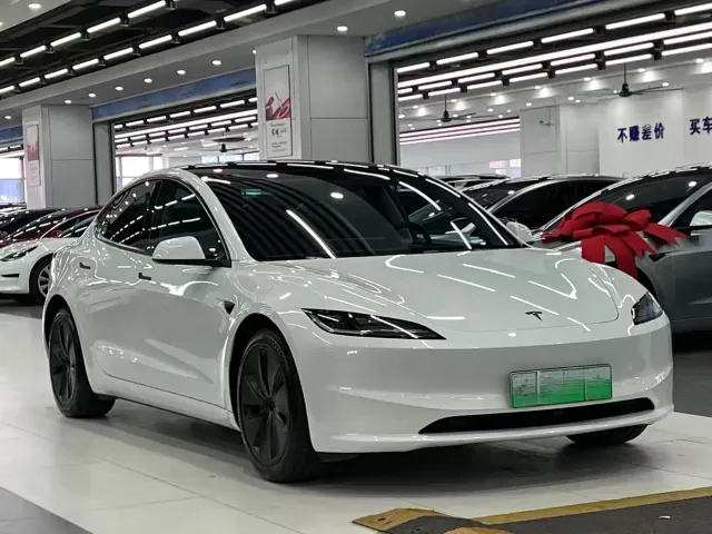 Tesla Model 3 — Фото автомобиля 3