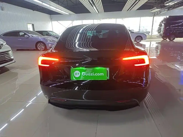 Tesla Model 3 — Фото автомобиля 5