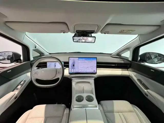 Xpeng X9 — Фото автомобиля 12