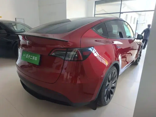 Tesla Model Y — Фото автомобиля 6