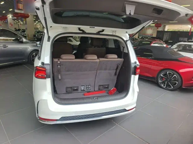 Roewe iMAX8 — Фото автомобиля 18