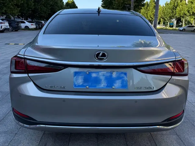 Lexus ES — Фото автомобиля 5