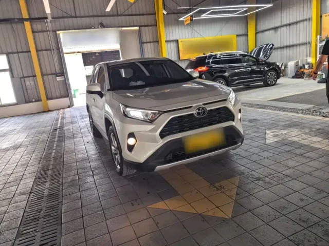 Toyota RAV4 — Фото автомобиля 3
