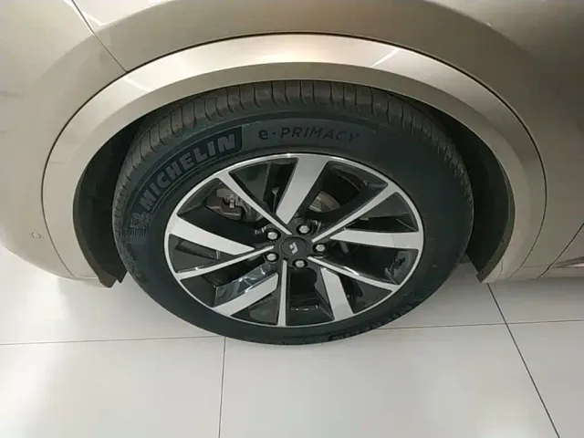 Li Auto L8 — Фото автомобиля 22