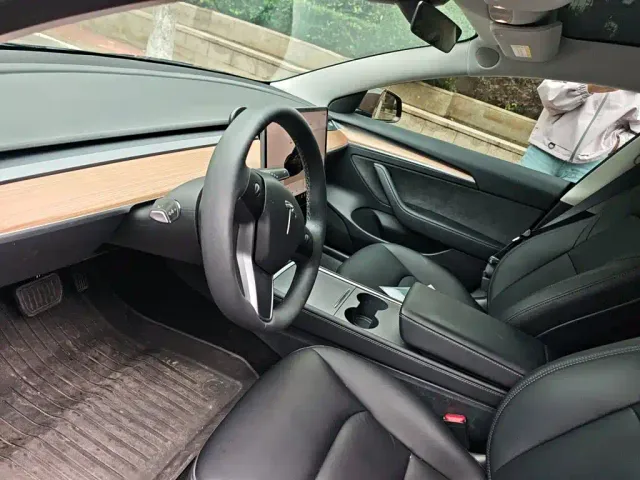 Tesla Model 3 — Фото автомобиля 16