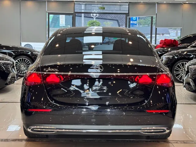 Mercedes-Benz E-Class — Фото автомобиля 4